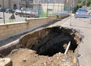 Grotte di Castro - Aperta una voragine sulla strada provinciale 48