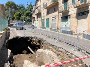 Grotte di Castro - Aperta una voragine sulla strada provinciale 48