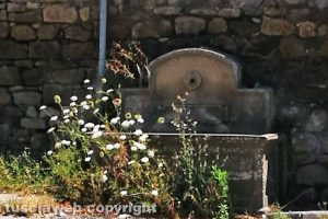 Viterbo - La fontana davanti al cimitero San Lazzaro