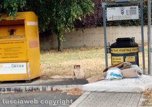 Viterbo - Il materasso che giace da mesi nel quartiere di santa Lucia