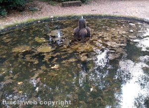 Bagnaia - La fontana di Villa Lante piena di melma