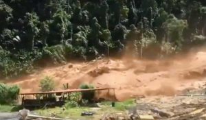 Crolla una diga nel Laos
