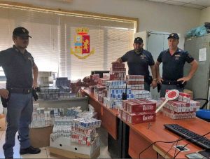 Napoli - Maxisequestro di sigarette di contrabbando