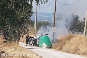Viterbo - In fiamme l'isola ecologica di pian di Tortora