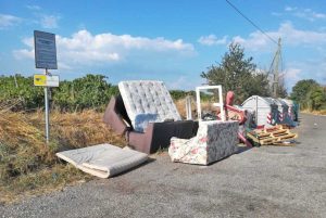 Viterbo - Incredibile abbandono di rifiuti ingombranti in strada Freddano