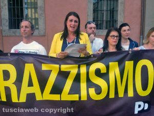 Viterbo - Piazza del Comune - Sit-in del Pd contro il razzismo - Luisa Cimabella
