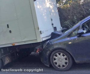 Nepi - Scontro tra quattro auto e un camion