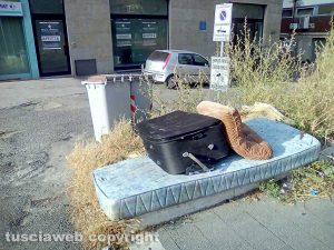 Viterbo - Materasso e cuscino in via Genova