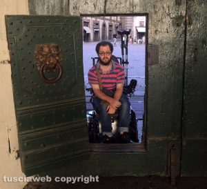 Viterbo - Un disabile bloccato sul portone di palazzo dei Priori