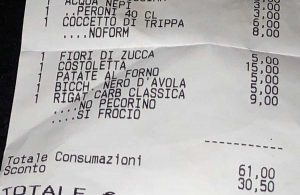 Roma - Lo scontrino con la scritta offensiva
