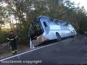 Tarquinia - Bus carico di bambini fuori strada in una cunetta