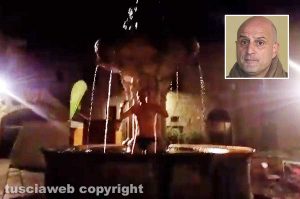 Viterbo - Stefano Caporossi, tuffo nella fontana a piazza del Gesù