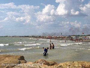 L'incendio a Marina Velka visto da Tarquinia lido