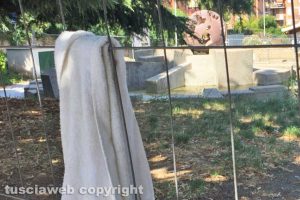 Viterbo - Asciugamano appeso alla fontana della Sfera