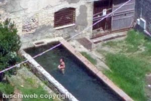 Tarquinia - Nudi nel fontanile dell'ex Mattatoio