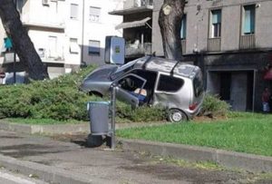 Viterbo - Macchina sull'aiuola a piazzale Gramsci