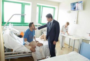 Inferno in tangenziale a Bologna - Il premier incontra il poliziotto Riccardo Muci in ospedale