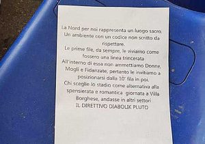 Roma - Il volantino trovato sugli spalti della curva nord all'Olimpico