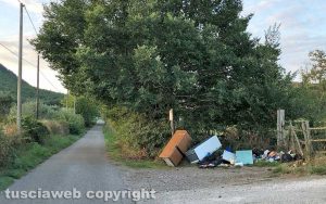 Viterbo - Rifiuti abbandonati sulla Palanzana