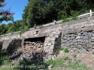 Bolsena - Il muro di contenimento della cassia