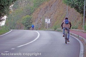 Viterbo - Un bracciante agricolo in bici - Foto di repertorio