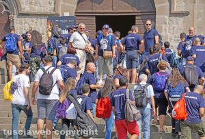 Viterbo - Turisti a Palazzo dei Papi