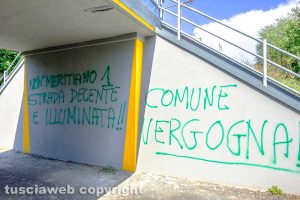 Viterbo - La scritta sotto il ponte della ferrovia in strada Capretta