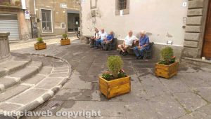 Le fioriere posizionata di fronte alla fontana di Pianoscarano