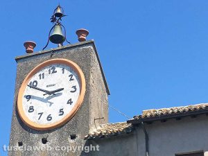 Capodimonte - L'orologio del centro storico visto dal Palazzo Farnese