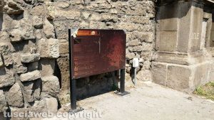 Viterbo - Il cartello turistico a porta Romana
