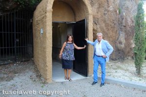 Arena e Allegrini all'uscita dell'ascensore su via Sant'Antonio
