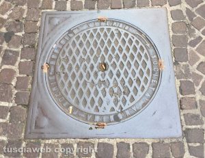 Viterbo - Santa Rosa - I sigilli dei tombini