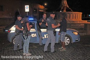 Viterbo - Centro storico - Maxirissa a San Faustino - Intervento di polizia e carabinieri
