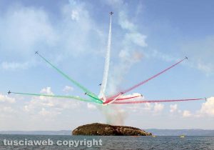 Air show - Le Frecce tricolori sorvolano il lago di Bolsena