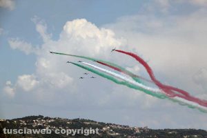 Air show - Le Frecce tricolori sorvolano il lago di Bolsena