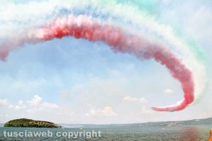 Air show - Le Frecce tricolori sorvolano il lago di Bolsena