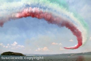 Air show - Le Frecce tricolori sorvolano il lago di Bolsena