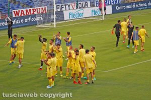 Sport - Calcio - Viterbese - I calciatori sotto il settore ospiti del Ferraris