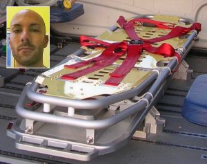 Una barella - Nel riquadro: L'infermiere Alessandro Evangelisti