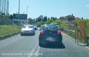 Viterbo - Auto in coda sulla Cassia nord