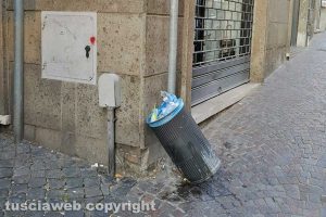 Viterbo - Cestino a terra in via Garibaldi