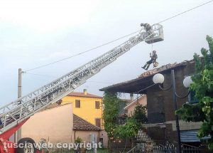 Graffignano - Tetto scoperchiato dal maltempo - L'intervento dei vigili del fuoco