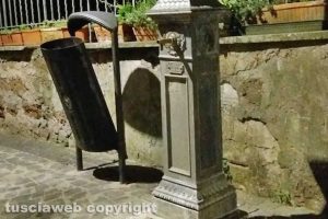 Capranica - la fontanella nella piazzetta della Penna