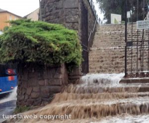 Viterbo - Un fiume d'acqua scende da uno degli ingressi di Pratogiardino