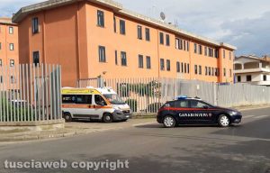 Montefiascone - Ambulanza e carabinieri escono dalla caserma