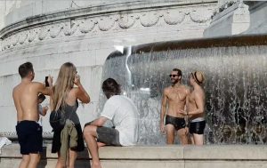 Roma - Bagno nudi all'Altare della Patria