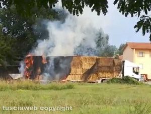 Autocarro in fiamme a Capodimonte