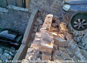 Vignanello - Auto si sfrena finisce contro un muro e le pietre cadendo distruggono altre macchine