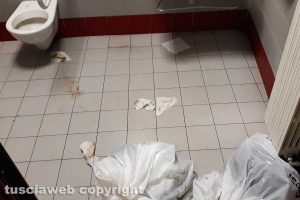 Viterbo - Sporcizia nei bagni di Belcolle