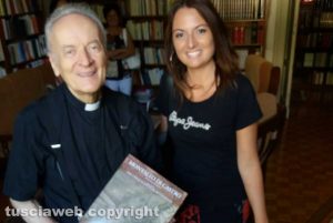 Roma - Silvia Nardi dona i volumi della storia di Montalto di Castro alla santa sede